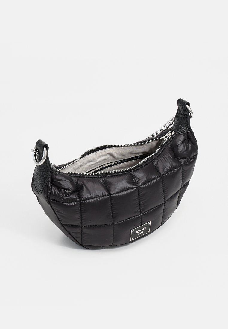 Schwarze Puffer-Handtasche mit gestepptem Muster, silbernem Reißverschluss, Lederakzenten und einem Markenschild. Die Silhouette ist rund und hat einen kurzen Trageriemen.