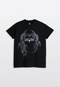 Czarny T-shirt z krótkim rękawem z zniekształconym szarym abstrakcyjnym wzorem oraz białym stylizowanym napisem "EKSPRESJA WSZYSTKICH TWOICH MYŚLI" umieszczonym na środku przodu.