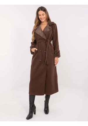 Brązowy długi płaszcz z kołnierzem i mankietami ze sztucznego futra, dwurzędowymi guzikami oraz wiązanym paskiem w talii. Posiada boczne kieszenie i gładką fakturę.