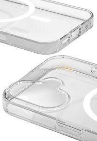 Transparent telefoncase med afrundede kanter, udskæringer til knapper og et cirkulært design. "IDEAL OF SWEDEN" trykt i guld.