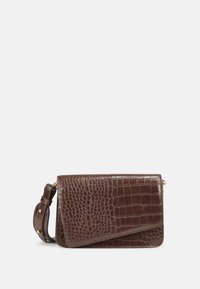 Sac bandoulière en cuir marron avec un motif crocodile brillant, doté d'un rabat et d'une bandoulière amovible. Accents en matériel doré.
