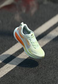 Nike Performance - VOMERO 18 - Cestná bežecká obuv - phantom/black-hyper crimson-barely volt Miniatúrny obrázok 1