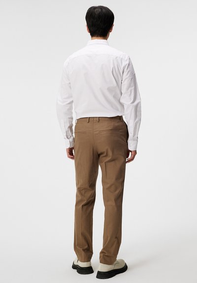 J.LINDEBERG TWILL - Tygbyxor - walnut