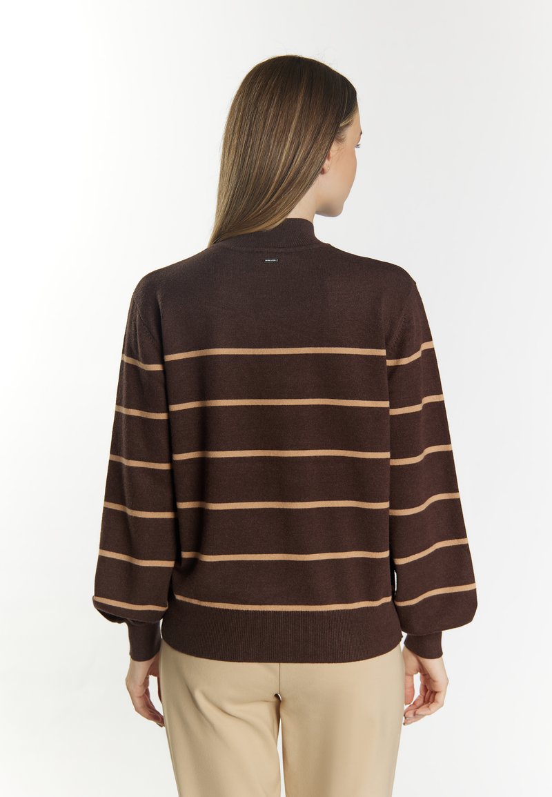 Brauner Strickpullover mit beigen horizontalen Streifen, hohem Kragen und gerippten Bündchen und Saum. Weicher Stoff, lange Ärmel, lockere Passform.
