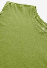 Zelené bavlněné tričko s hladkým povrchem, kulatým výstřihem a krátkými rukávy. Obsahuje jednoduchý design bez dalších vzorů nebo akcentů.