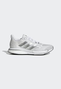 Weiße Sportschuhe mit einem strukturierten Netz-Obermaterial, silbernen Adidas-Streifen und einer gepolsterten weißen Zwischensohle. Sie haben runde Schnürsenkel und eine schwarze Laufsohle.