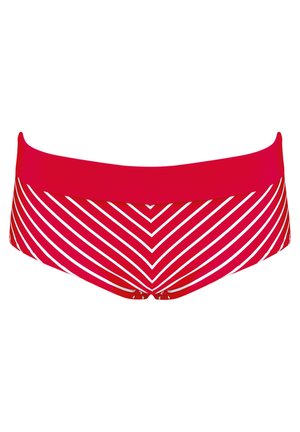 Czerwone kąpielówki z szerokim czerwonym pasem w talii i wzorem w zygzaki w białe paski, wykonane z gładkiego, elastycznego materiału.