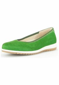 Ballet flat verde in suede con punta tonda, bordino elastico, suola centrale bianca e suola in gomma testurizzata per una migliore grip.