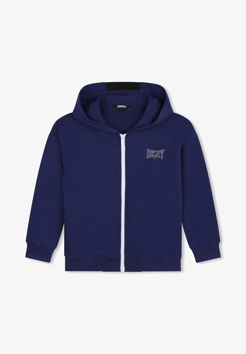 Haut à capuche zippé bleu marine en tissu doux, avec une fermeture éclair blanche, des bords côtelés aux poignets et à l'ourlet, et le logo DKNY brodé sur la poitrine.