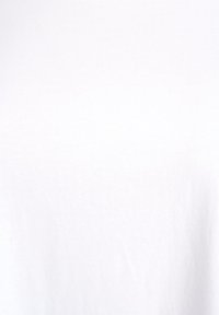 Baltas medvilnės audinys su lygiu paviršiumi ir jokiomis matomomis raštų ar akcentų detalėmis. Dizainas atrodo paprastas ir nepapuoštas.