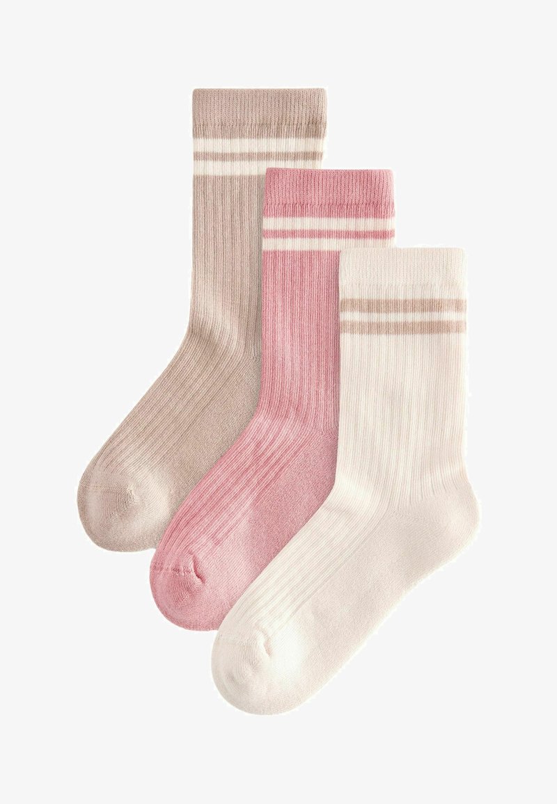 Trzy pary ribbowanych skarpet w miękkich kolorach beżowym, różowym i białym, każda z dwoma poziomymi paskami blisko mankietu dla detalu.