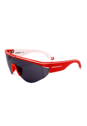 Occhiali da sole sportivi avvolgenti rossi e bianchi con lenti scure e marchio Converse sulle aste e sul ponte nasale.