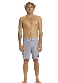 Šedé plavky s kostkovanými bočními panely, šňůrkovým pasem a decentní nášivkou loga. Materiál se jeví jako lehký a vhodný pro vodní sporty.