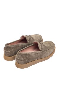 Mocassini in suede grigi con design slip-on, fodera interna rosa e suola in gomma tan. Presentano cuciture decorative lungo i lati.