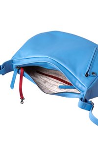 Borsa in pelle blu con apertura a zip, dotata di un interno con motivo e una tasca rossa con zip. Spallacci regolabili e texture liscia.