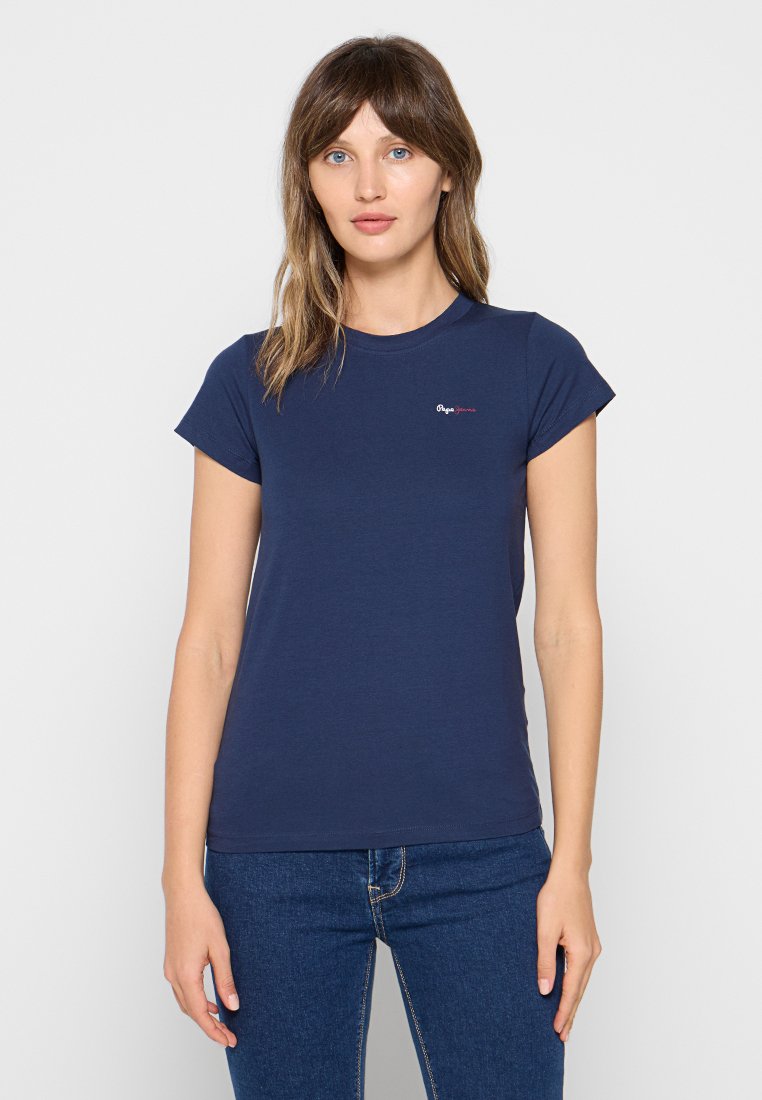 T-shirt in cotone blu navy con maniche corte, design aderente e un piccolo logo rosso sul petto. Tessuto liscio e collo rotondo classico.