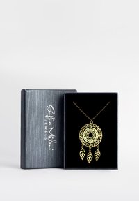 Guld drømmefanger vedhængsarmbånd med intrikat cirkulært design og tre fjer charm, præsenteret i en sort velourforet boks.