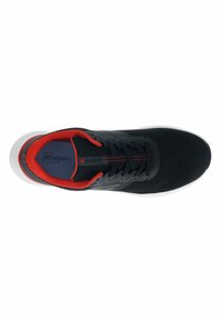 Chaussure de sport noire avec une tige en mesh, des accents rouges autour du col et du logo, et une semelle en caoutchouc blanche. Présente une semelle intérieure en "Air Memory Foam".