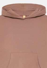 Brun hettegenser med kengurulomme, laget av mykt materiale. Har en justerbar hette og ribbet mansjetter, og har et enkelt design.