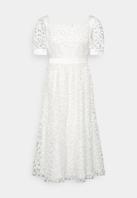 Abito bianco di media lunghezza con scollatura quadrata e maniche a sbuffo. Presenta motivi floreali ricamati e una vita aderente con un nastro di raso.