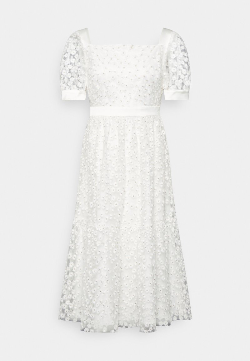 Vestido blanco de longitud media con escote cuadrado y mangas abullonadas. Presenta patrones florales bordados y una cintura ajustada con una cinta de satén.