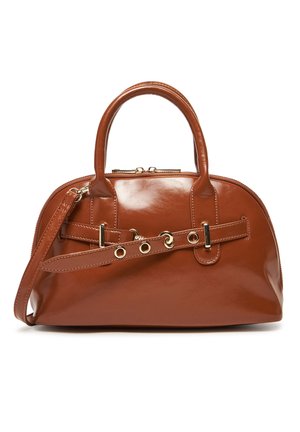 Braune, glänzende Lederhandtasche mit abgerundeter Form, doppelten Griffen, Reißverschluss und einem dekorativen Gürtel mit goldenen Ösen an der Vorderseite.