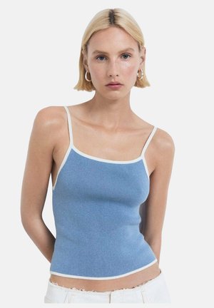 Top in maglia blu con sottili spalline e bordi bianchi. Design aderente con una texture liscia e senza motivi visibili.