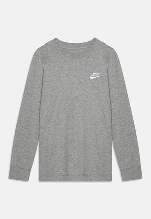 Grijs Nike longsleeve shirt met ronde hals en wit logo op de linkerborst, afgebeeld op een effen witte achtergrond.