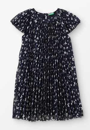 Marineblaues, plisseeartiges Kleid mit kurzen, flatternden Ärmeln, ausgestattet mit einem durchgehenden kleinen weißen Schmetterlingsmuster und einem runden Ausschnitt mit Knopfverschluss am Rücken.