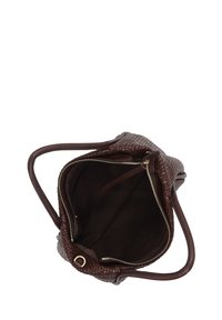 Braune geflochtene Lederhandtasche mit Reißverschluss, ausgestattet mit einem glatten Innenraum und zwei Tragegriffen. Das Innere verfügt über ein Einschubfach.