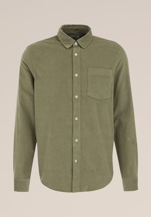 Olijfgroene langefmouw shirt van zacht corduroy stof, met een kraag, een borstzak en witte knopen aan de voorkant.