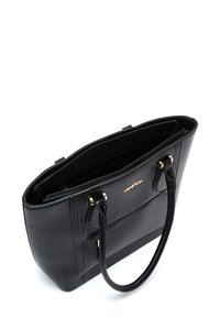 Sac tote en cuir noir avec quincaillerie dorée, fermeture à glissière et doubles poignées. L'intérieur comprend plusieurs compartiments pour une meilleure organisation.