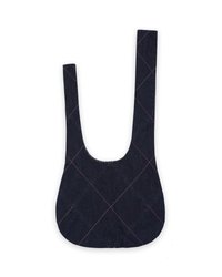 Tamno plava traper torba širokog tijela, U-oblikovanog otvora i dva duga remena. Ima dijagonalne ružičaste šavove kao akcent. Glatka tekstura.