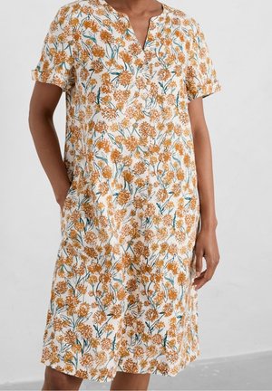 Sukienka z krótkim rękawem wykonana z miękkiego materiału, zdobiona pomarańczowym wzorem kwiatowym na jasnym tle, z dekoltem na guziki i dwoma bocznymi kieszeniami.