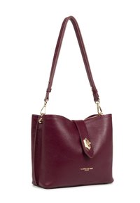 Sac à main en cuir bordeaux avec une finition texturée, doté d'un rabat et de quincaillerie dorée. Bandoulière réglable pour plus de polyvalence.