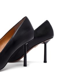Scarpe con tacco alto nere in pelle liscia, con punta affusolata e sottile tacco stiletto. Rivestimento interno color tan.