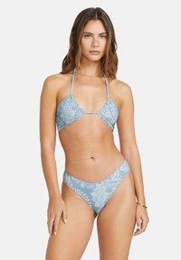 Svetlomodrý bikiny set s paisley vzorom, dizajnom na krku a minimálnym zakrytím. Mäkká tkanina s hladkým povrchom.