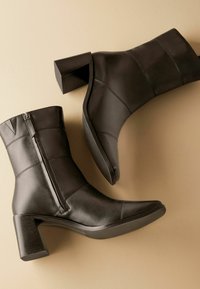 Next Klassikalised poolsaapad - black leather