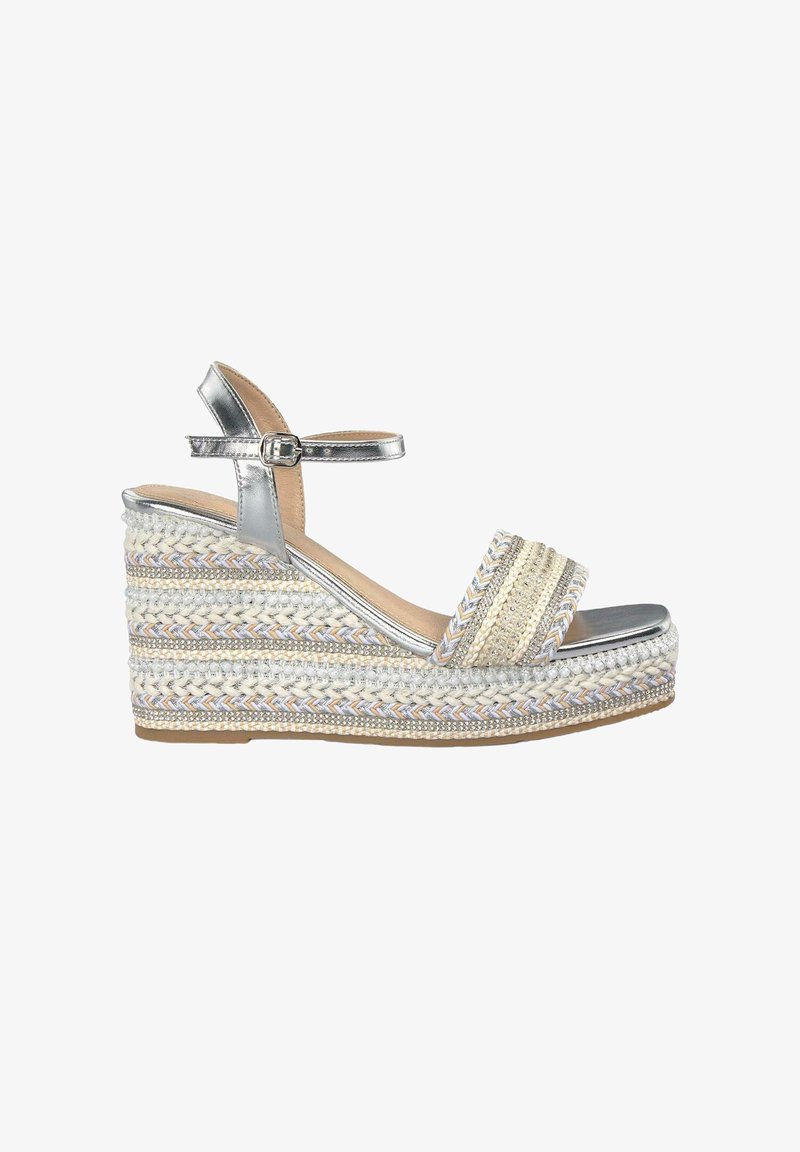 Sandalo con zeppa e cinturino metallico argento, tomaia in tessuto intrecciato beige e bianco, con dettagli testurizzati e suola piattaforma.