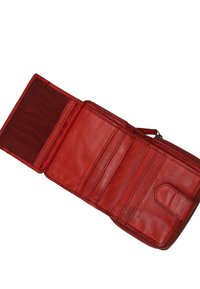 Rødt læderpung med lynlås, der har flere kortlommer og et netvindue til ID. Glat tekstur og strømlinet design.