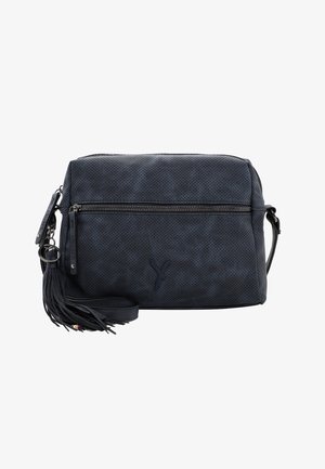 Tmavě modrá perforovaná kabelka přes rameno s přední kapsou na zip a klíčenkou se střapcem připevněnou ke popruhu.