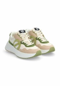 Sneaker con una combinazione di colori beige e verde, materiali in suede e mesh, suola spessa e imbottita bianca e un dettaglio di design circolare sul lato.