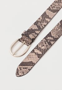 Rosa og svart slangeskinnskinnbelte med sølvfarget metallspenne og fem justeringshull langs stroppen. Glatt tekstur.