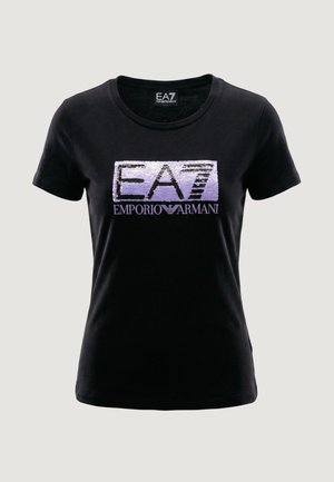 Černé dámské tričko s krátkými rukávy, s fialovým flitrovým logem EA7 Emporio Armani na hrudi, kulatým výstřihem a přiléhavým střihem.