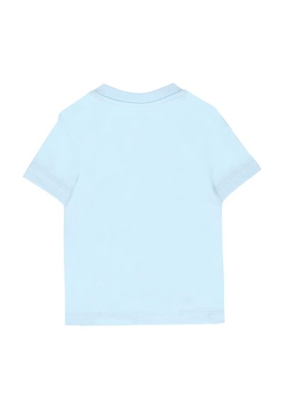 Maglietta per bambini a maniche corte di colore blu chiaro con collo rotondo a costine, mostrata da dietro su uno sfondo bianco.