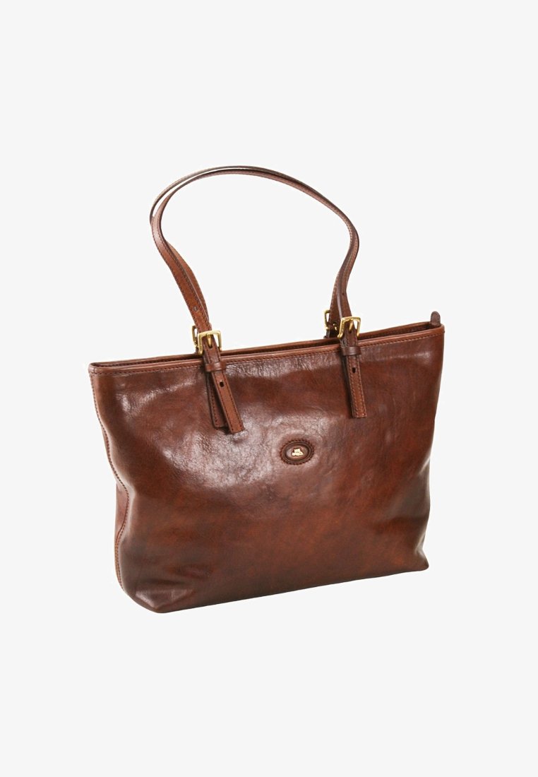 Braune Leder-Tasche mit strukturierter Form, flachem Boden, kurzen Tragegriffen und Beschlägen in Goldfarbe. Auf der Vorderseite befindet sich ein kleines, geprägtes Logo.