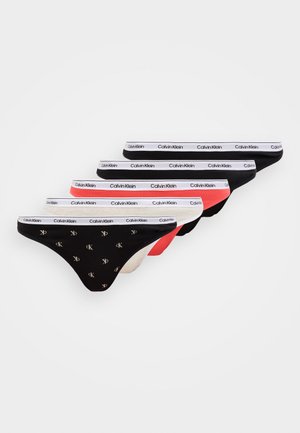 Fünf Paar Calvin Klein Tangas in Schwarz, Rot und Beige. Mit Logo-Bund und Mustern auf dem Stoff. Weiches, elastisches Material.