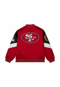Rote Satinjacke mit weißen und schwarzen Ärmeln. Enthält ein großes weißes und schwarzes "SF"-Logo auf dem Rücken, zusammen mit NFL-Akzenten und Streifen.
