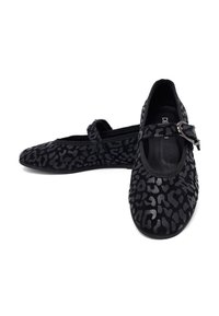 Een paar zwarte Mary Jane flats met donkergrijs luipaardprint en een kleine gespsluiting, getoond op een witte achtergrond.