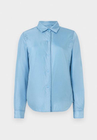 Lichtblauw satijnen blouse met lange mouwen, kraag en knoopsluiting aan de voorkant, met een afgeronde zoom en gestructureerde manchetten.